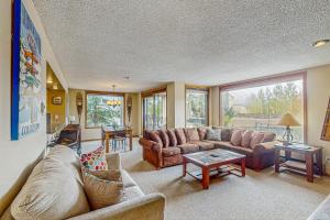 una sala de estar con un sofá y una mesa en Snowblaze Condominiums C14, en Winter Park