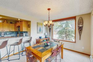 una cocina con mesa y sillas y una ventana en Snowblaze Condominiums C14, en Winter Park