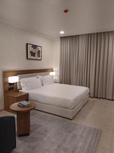 a hotel room with a bed and a couch at شقق منازل الشرقية للشقق الفندقية in Dammam