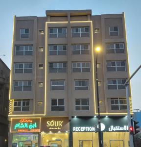 a tall building on a city street with a traffic light at شقق منازل الشرقية للشقق الفندقية in Dammam