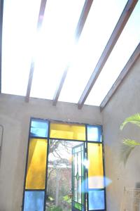 a room with a window with colorful glass at Casa Hábitat - Habitaciones en casa compartida con baño privado in San Martín de los Andes
