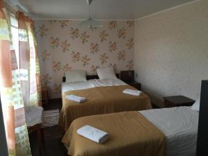 Habitación con 2 camas en una habitación en Maria Apartment, en Kuressaare