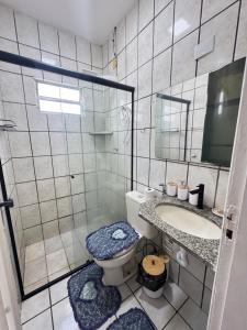 Ένα μπάνιο στο Casa de bairro tranquilo 2 a 8 pessoas com ótima localização e vigia de rua +48 φωτογραφίες