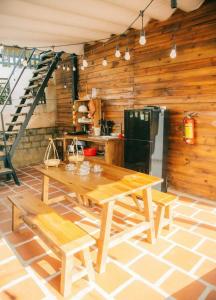 Η κουζίνα ή μικρή κουζίνα στο Homestay Gấu