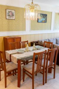 Un comedor con mesa y sillas en Megy's 2nd Top Central Room, en Sofía