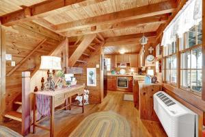 Dapur atau dapur kecil di Das Liebe Haus- Peaceful-12 mi to Downtown Fred