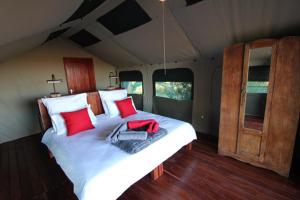 Postel nebo postele na pokoji v ubytování Nkasa Lupala Tented Lodge