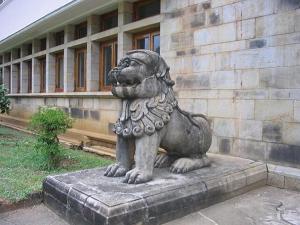 una statua di leone di fronte a un edificio di Peradeniya Inn a Kandy Altre 7 foto
