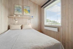 40377-Juelsminde-Frede-Juels-Vej-262 في Sønderby: غرفة نوم بها سرير ونافذة +29 صورة