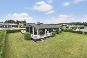 40377-Juelsminde-Frede-Juels-Vej-262 في Sønderby: منزل مع ساحة كبيرة مع منزل