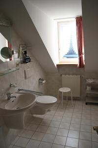 Et badeværelse på Ferienanlage Zum Silberstollen 2 Häuser am Berg Polderhof und Weißeritzhütte