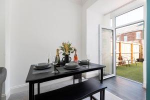 Fotografie z fotogalerie ubytování The Maple Haven Spacious 3BR with FREE Parking v destinaci Willington Quay