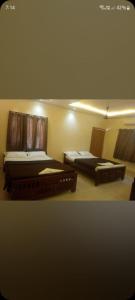 Ένα ή περισσότερα κρεβάτια σε δωμάτιο στο Sri Kumaran Lodge & Hall