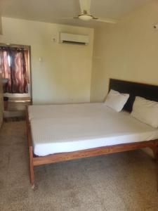 Ένα ή περισσότερα κρεβάτια σε δωμάτιο στο Sri Kumaran Lodge & Hall