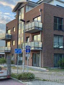 a brick building with a street sign in front of it at Hansehaus Lübeck - Stadtnest in Lübeck