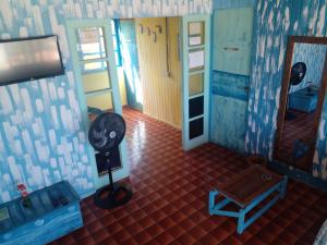 a room with a room with a floor and a mirror at Naviooceanico in Saquarema