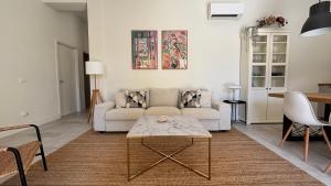 una sala de estar con un sofá y una mesa en Casa Bernini, en Avola