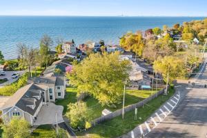 Lake Viewにある3 Mi to Beach Golfers Paradise in Lake View!の海辺の住宅街の空中風景