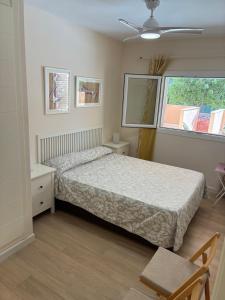 a bedroom with a bed and a window at Apartamento de lujo en Canet de Berenguer a 150 m de la playa in Canet de Berenguer +22 photos