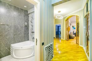 Ένα μπάνιο στο Luxury AURA Apartment in Baku +41 φωτογραφίες