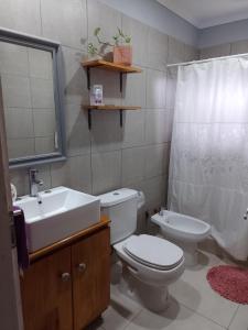 ein Badezimmer mit Toilette, Waschbecken und Dusche in der Unterkunft Santa María alojamiento in Federación + 8 Fotos