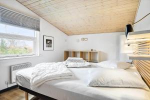 um quarto com duas camas e uma janela em 30462-Odder-Kirkeager-7 em Odder