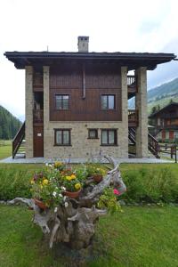 a house with flowers in front of it at Apartment Gerandin in Champoluc