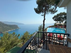 a balcony with a view of the ocean at Manzara Bungalov in Fethiye