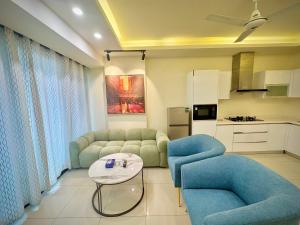 Una sala de estar con un sofá y sillas y una mesa. en 1 bhk at elysium downtown, en Islamabad 22 fotos más