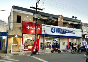 un grupo de motocicletas estacionadas frente a una tienda en Pousada Tutti Del Fiori, en Maracás 10 fotos más