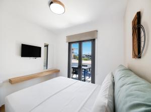 una camera con letto, TV e balcone di Euphoria Blue Lefkada a Città di Lefkada Altre 32 foto