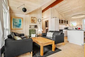 un soggiorno con due divani e un tavolo di 30523-Odder-Lillemosevej-24 a Odder