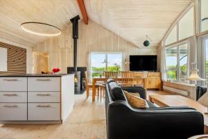 una cucina e un soggiorno con divano e sedie di 30523-Odder-Lillemosevej-24 a Odder