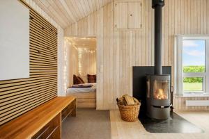 una camera con camino e una camera con letto di 30523-Odder-Lillemosevej-24 a Odder