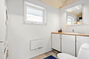 un bagno con un water, un lavandino e una finestra di 30523-Odder-Lillemosevej-24 a Odder Altre 19 foto