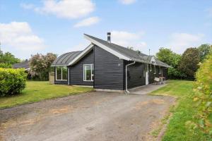 una casa nera con un vialetto davanti di 30523-Odder-Lillemosevej-24 a Odder