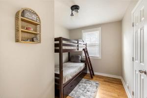 Un dormitorio pequeño con una litera y una ventana. en Let's Get Cozy In Nashville!, en Nashville