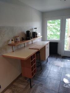 Dapur atau dapur kecil di Appartement dans copropriété arborée