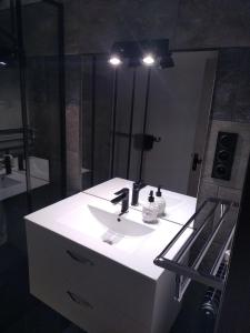 Bilik mandi di Appartement dans copropriété arborée