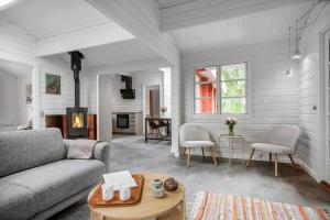 een woonkamer met een bank en een tafel bij 30353-Odder-Lyngmarksvej-17 in Odder