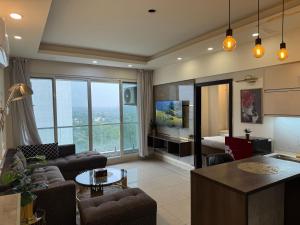 una sala de estar con un sofá y una mesa en 1 bhk at elysium downtown, en Islamabad