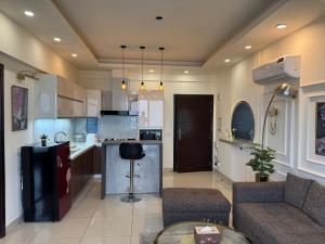 Una cocina y una sala de estar con un sofá y una mesa. en 1 bhk at elysium downtown, en Islamabad