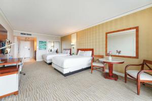 ein Hotelzimmer mit zwei Betten und einem Tisch in der Unterkunft 5th Floor Luxury Suite at Trump Int Resort in Sunny Isles Beach