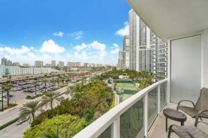ein Balkon mit Stühlen und Blick auf die Stadt in der Unterkunft 5th Floor Luxury Suite at Trump Int Resort in Sunny Isles Beach + 20 Fotos