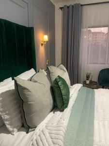 ボクスブルクにあるModern Farmhouseのベッド(緑と白の枕付) +15枚の写真