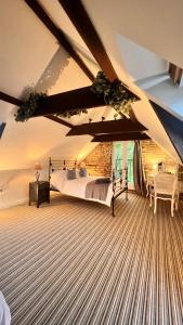 une chambre avec un lit dans une pièce dans l'établissement Poplar farm annexe, à Beverley