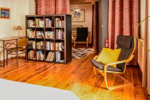 a living room with a book shelf filled with books at Les deux arches in Caunes-Minervois