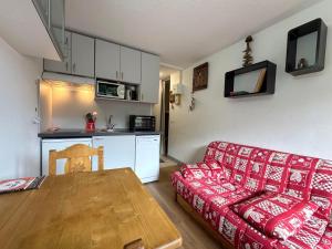 Kuchyň nebo kuchyňský kout v ubytování Studio confort pour 2 aux Menuires avec cuisine équipée - FR-1-452-146