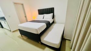Cama en habitación pequeña con: en 304 studio apartment in El Peñon, en Cali