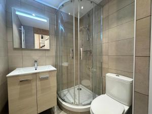 a bathroom with a shower and a toilet and a sink at Studio lumineux avec balcon, au pied des pistes, Les Menuires – 3 personnes - FR-1-452-17 in Les Menuires